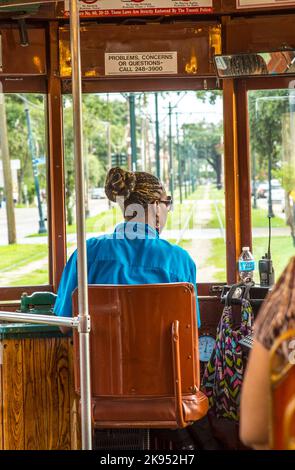 NEW ORLEANS - JULI 17: Am 17. Juli 2013 reisen die Menschen mit der berühmten alten St. Charles-Linie in New Orleans, USA. Es ist die älteste kontinuierliche Stockfoto