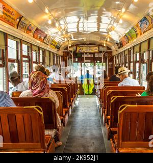 NEW ORLEANS - JULI 17: Am 17. Juli 2013 reisen die Menschen mit der berühmten alten St. Charles-Linie in New Orleans, USA. Es ist die älteste kontinuierliche Stockfoto