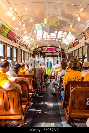 NEW ORLEANS - JULI 17: Am 17. Juli 2013 reisen die Menschen mit der berühmten alten St. Charles-Linie in New Orleans, USA. Es ist die älteste kontinuierliche Stockfoto