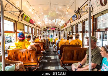 NEW ORLEANS - JULI 17: Am 17. Juli 2013 reisen die Menschen mit der berühmten alten St. Charles-Linie in New Orleans, USA. Es ist die älteste kontinuierliche Stockfoto