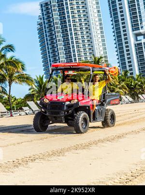 MIAMI BEACH, USA - 28. JULI: Rettungsschwimmer kehren am 28. Juli 2013 um 6pm Uhr in Miami Beach, USA, zurück. Strandpatrouille wurde im Jahr 1926 existieren. Seit dieser Zeit die Stockfoto