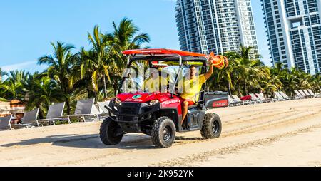 MIAMI BEACH, USA - 28. JULI: Rettungsschwimmer kehren am 28. Juli 2013 um 6pm Uhr in Miami Beach, USA, zurück. Strandpatrouille wurde im Jahr 1926 existieren. Seit dieser Zeit die Stockfoto