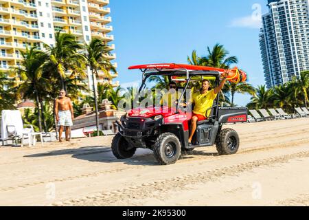 MIAMI BEACH, USA - 28. JULI: Rettungsschwimmer kehren am 28. Juli 2013 um 6pm Uhr in Miami Beach, USA, zurück. Strandpatrouille wurde im Jahr 1926 existieren. Seit dieser Zeit die Stockfoto