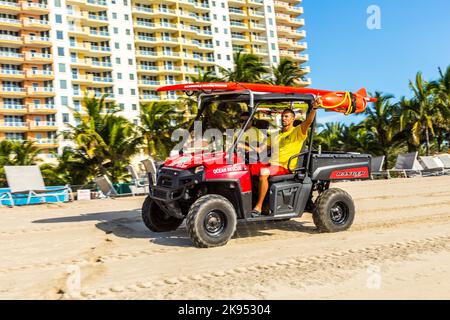 MIAMI BEACH, USA - 28. JULI: Rettungsschwimmer kehren am 28. Juli 2013 um 6pm Uhr in Miami Beach, USA, zurück. Strandpatrouille wurde im Jahr 1926 existieren. Seit dieser Zeit die Stockfoto