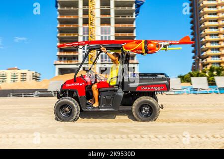 MIAMI BEACH, USA - 28. JULI: Rettungsschwimmer kehren am 28. Juli 2013 um 6pm Uhr in Miami Beach, USA, zurück. Strandpatrouille wurde im Jahr 1926 existieren. Seit dieser Zeit die Stockfoto