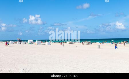 MIAMI, USA JULI 31: Touristen am Strand genießen Sonne am 31. Juli 2013 in South Beach Miami, direkt gegenüber dem berühmten Art Deco District Strip. Stockfoto