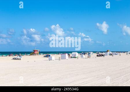 MIAMI, USA JULI 31: Touristen am Strand genießen Sonne am 31. Juli 2013 in South Beach Miami, direkt gegenüber dem berühmten Art Deco District Strip. Stockfoto