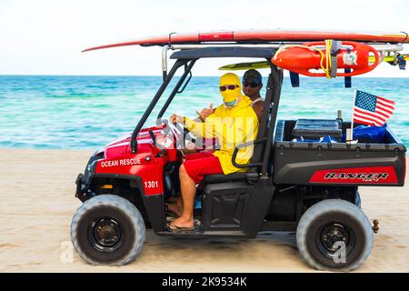 MIAMI BEACH, USA - 28. JULI: Rettungsschwimmer kehren am 28. Juli 2013 um 6pm Uhr in Miami Beach, USA, zurück. Strandpatrouille wurde im Jahr 1926 existieren. Seit dieser Zeit die Stockfoto