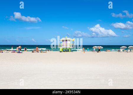 MIAMI, USA JULI 31: Touristen am Strand genießen Sonne am 31. Juli 2013 in South Beach Miami, direkt gegenüber dem berühmten Art Deco District Strip. Stockfoto