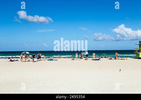 MIAMI, USA JULI 31: Touristen am Strand genießen Sonne am 31. Juli 2013 in South Beach Miami, direkt gegenüber dem berühmten Art Deco District Strip. Stockfoto