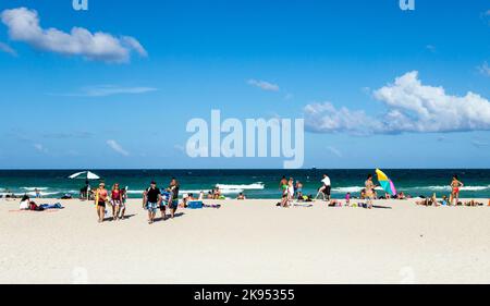 MIAMI, USA JULI 31: Touristen am Strand genießen Sonne am 31. Juli 2013 in South Beach Miami, direkt gegenüber dem berühmten Art Deco District Strip. Stockfoto