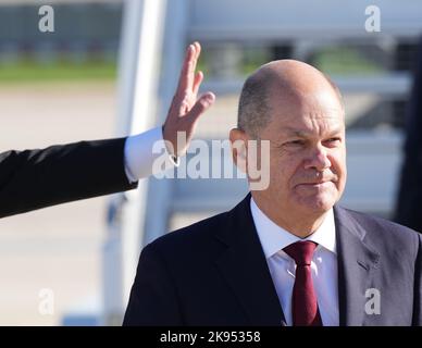 Paris, Frankreich. 26. Oktober 2022. Bundeskanzler Olaf Scholz (SPD) kommt am Flughafen Orly zu einem Besuch bei Frankreichs Präsident Macron an. Quelle: Soeren Stache/dpa/Alamy Live News Stockfoto