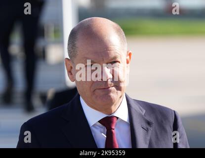 Paris, Frankreich. 26. Oktober 2022. Bundeskanzler Olaf Scholz (SPD) kommt am Flughafen Orly zu einem Besuch bei Frankreichs Präsident Macron an. Quelle: Soeren Stache/dpa/Alamy Live News Stockfoto