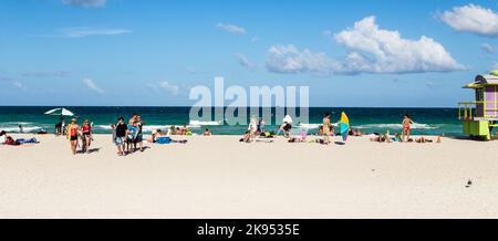 MIAMI, USA JULI 31: Touristen am Strand genießen Sonne am 31. Juli 2013 in South Beach Miami, direkt gegenüber dem berühmten Art Deco District Strip. Stockfoto