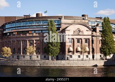 Stockholm, Schweden - 10. Oktober 2022: Schwedens parlamentsgebäude von der Brücke aus gesehen Stockfoto