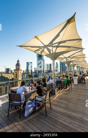 FRANKFURT, DEUTSCHLAND - SEP 5: Blick von der Panoramaplattform auf die Skyline am 5. September 2013 in Frankfurt, Deutschland. Die Plattform Kaufhof ist für den Publi geöffnet Stockfoto