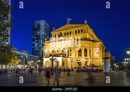 FRANKFURT - SEP 5: Alte Oper in der Nacht am 5. September 2013 in Frankfurt, Deutschland. Die Alte Oper ist ein Konzertsaal, der im Jahr 1970s auf dem Gelände von und wieder erbaut wurde Stockfoto