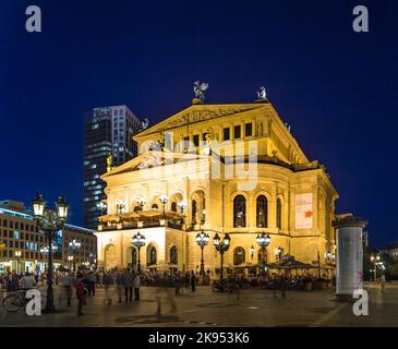 FRANKFURT - SEP 5: Alte Oper in der Nacht am 5. September 2013 in Frankfurt, Deutschland. Die Alte Oper ist ein Konzertsaal, der im Jahr 1970s auf dem Gelände von und wieder erbaut wurde Stockfoto