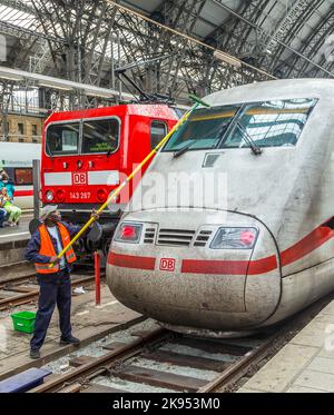 FRANKFURT, DEUTSCHLAND - SEP 22: Arbeiter reinigt am 22. September 2013 in Frankfurt die Frontscheibe eines Hochgeschwindigkeitszuges. Die maximale Geschwindigkeit von Stockfoto