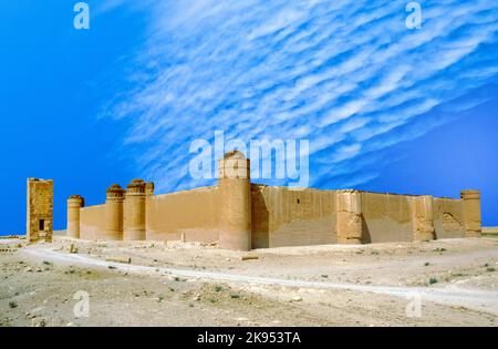 AL-SUKHNAH, SYRIEN - Okt 23: Qasr al-Hayr al-Sharqi Burg in der syrischen Wüste am 23. Oktober 1996 in AlSukhnah, Syrien. Es wurde von den Umayyad cali gebaut Stockfoto