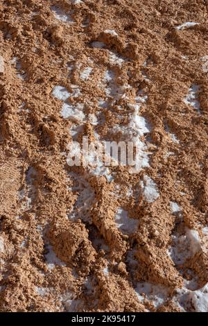 Schnee sammelt sich in den Fußstapfen von Frozen Muddy auf dem Trail im Bryce Canyon Stockfoto