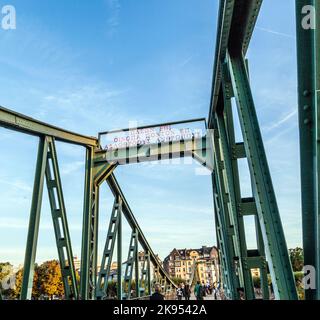 FRANKFURT, DEUTSCHLAND - 11. FEBRUAR: Menschen bei Eiserner steg am 11. Februar 2012 in Frankfurt, Deutschland. Der Eiserner Steg ist eine Fußgängerbrücke in Frankfurt Stockfoto