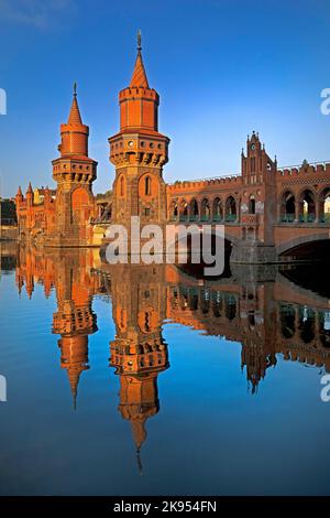 Oberbaumbrücke, Doppelstockbrücke über die Spree, Friedrichshain-Kreuzberg, Deutschland, Berlin Stockfoto