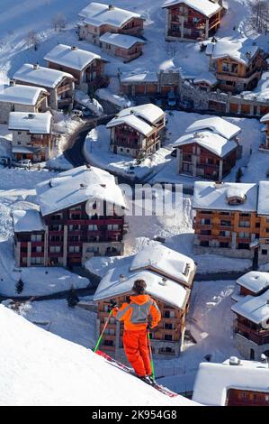 Mann, der über das Dorf fährt, Frankreich, Savoie, Val d Isere Stockfoto