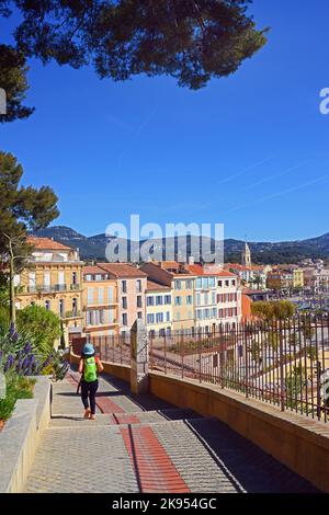 Rundwanderweg Oratoire führt zur Kirche Notre Dame de Piete am Hafen, Frankreich, Dept. Var, Sanary Stockfoto