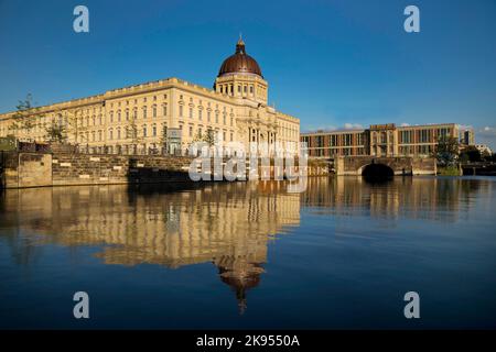 Humboldt Forum mit der Spree im späten Abendlicht, Deutschland, Berlin Stockfoto