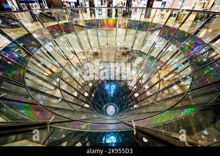 Glastrichter, ein Detail der Inneneinrichtung in den Kaufhäusern der Galerie Lafayette, Deutschland, Berlin Stockfoto