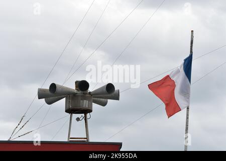 Sirene und französische Flagge, Frankreich, Bretagne Stockfoto