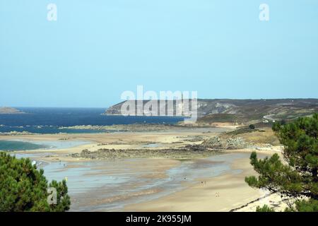 Strand am Cap Frehel bei Ebbe, zwei Leuchttürme im Hintergrund, Frankreich, Bretagne, Departement Cotes-d’Armor, Plewenon Stockfoto