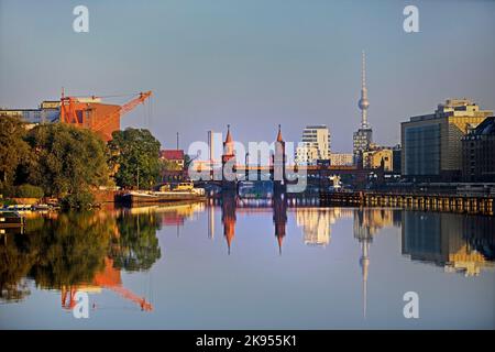 Spree mit Oberbaumbrücke und Fernsehturm am frühen Morgen, Osthafen, Deutschland, Berlin Stockfoto