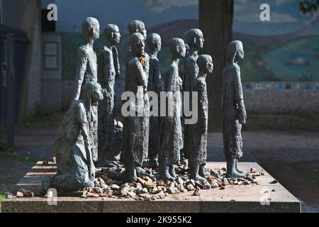 Skulpturengruppe, jüdische Opfer des Faschismus vor dem Jüdischen Friedhof Schönhauser Allee, Deutschland, Berlin Stockfoto