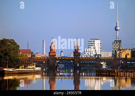 Spree mit Oberbaumbrücke und Fernsehturm am frühen Morgen, Osthafen, Deutschland, Berlin Stockfoto