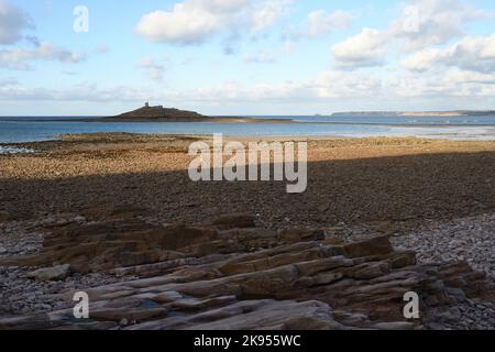 Kapelle Saint-Michel auf einer kleinen Insel vor dem Strand von Saint-Michel, Frankreich, Bretagne, Erquy Stockfoto