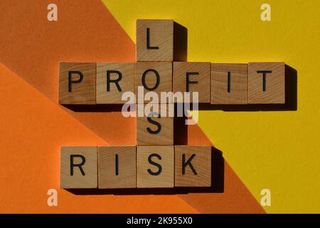 Gewinn, Verlust, Risiko, Wörter in Holzbuchstaben in Kreuzworträtsel-Form isoliert auf dem Hintergrund Stockfoto
