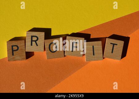 Profit, Wort in Holzbuchstaben isoliert auf orangefarbenem und gelbem Hintergrund Stockfoto