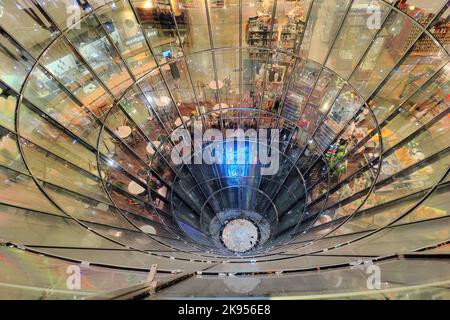 Glastrichter, ein Detail der Inneneinrichtung in den Kaufhäusern der Galerie Lafayette, Deutschland, Berlin Stockfoto