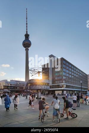 Urania Weltzeituhr mit Berliner Fernsehturm, Alexanderplatz, Berlin-Mitte, Deutschland, Berlin Stockfoto