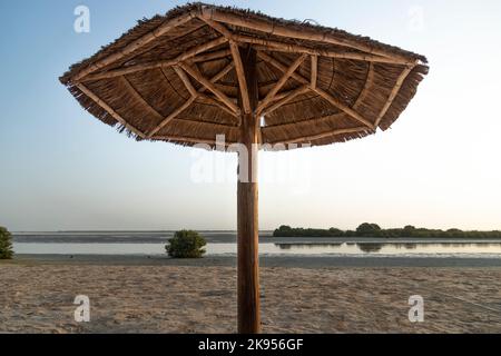 Unter dem Palapa mit blauem Himmel. Stockfoto