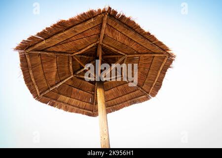 Unter dem Palapa mit blauem Himmel. Stockfoto