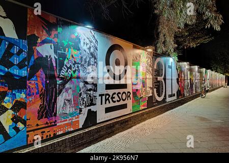 Beleuchtete Wand im Tresor Club bei Nacht, Koepenicker Straße, Berlin Mitte, Deutschland, Berlin Stockfoto