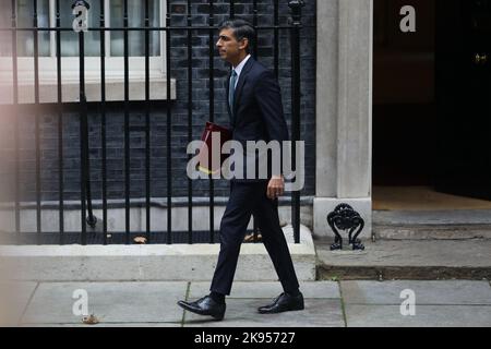 London, UK26.. Oktober 2022: Premierminister Rishi Sunak verlässt 10 Downing Street, London, um an seiner ersten Fragestunde als Premierminister teilzunehmen, nachdem er den Haushalt bis November 17. verzögert hatte. Stockfoto