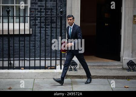 London, UK26.. Oktober 2022: Premierminister Rishi Sunak verlässt 10 Downing Street, London, um an seiner ersten Fragestunde als Premierminister teilzunehmen, nachdem er den Haushalt bis November 17. verzögert hatte. Stockfoto