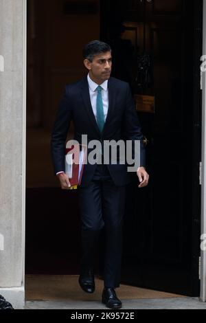 London, UK26.. Oktober 2022: Premierminister Rishi Sunak verlässt 10 Downing Street, London, um an seiner ersten Fragestunde als Premierminister teilzunehmen, nachdem er den Haushalt bis November 17. verzögert hatte. Stockfoto