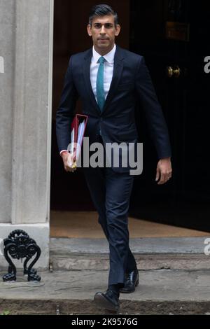 London, UK26.. Oktober 2022: Premierminister Rishi Sunak verlässt 10 Downing Street, London, um an seiner ersten Fragestunde als Premierminister teilzunehmen, nachdem er den Haushalt bis November 17. verzögert hatte. Stockfoto