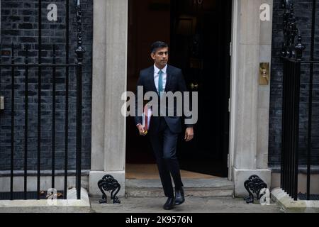 London, UK26.. Oktober 2022: Premierminister Rishi Sunak verlässt 10 Downing Street, London, um an seiner ersten Fragestunde als Premierminister teilzunehmen, nachdem er den Haushalt bis November 17. verzögert hatte. Stockfoto