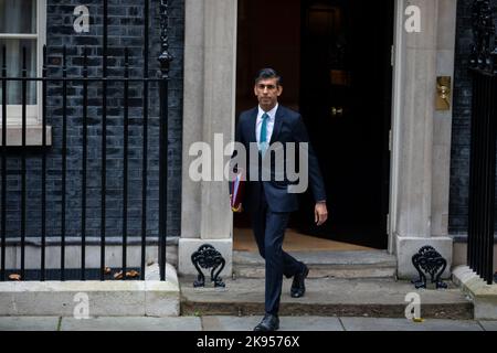 London, UK26.. Oktober 2022: Premierminister Rishi Sunak verlässt 10 Downing Street, London, um an seiner ersten Fragestunde als Premierminister teilzunehmen, nachdem er den Haushalt bis November 17. verzögert hatte. Stockfoto